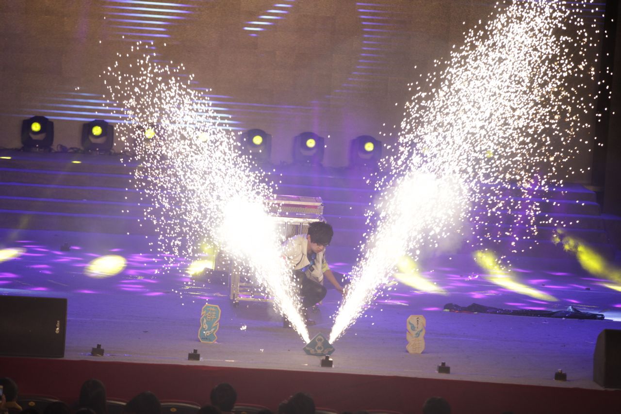  p data-id="gnyuweb0nb">薛骅,国内知名互动魔术师.