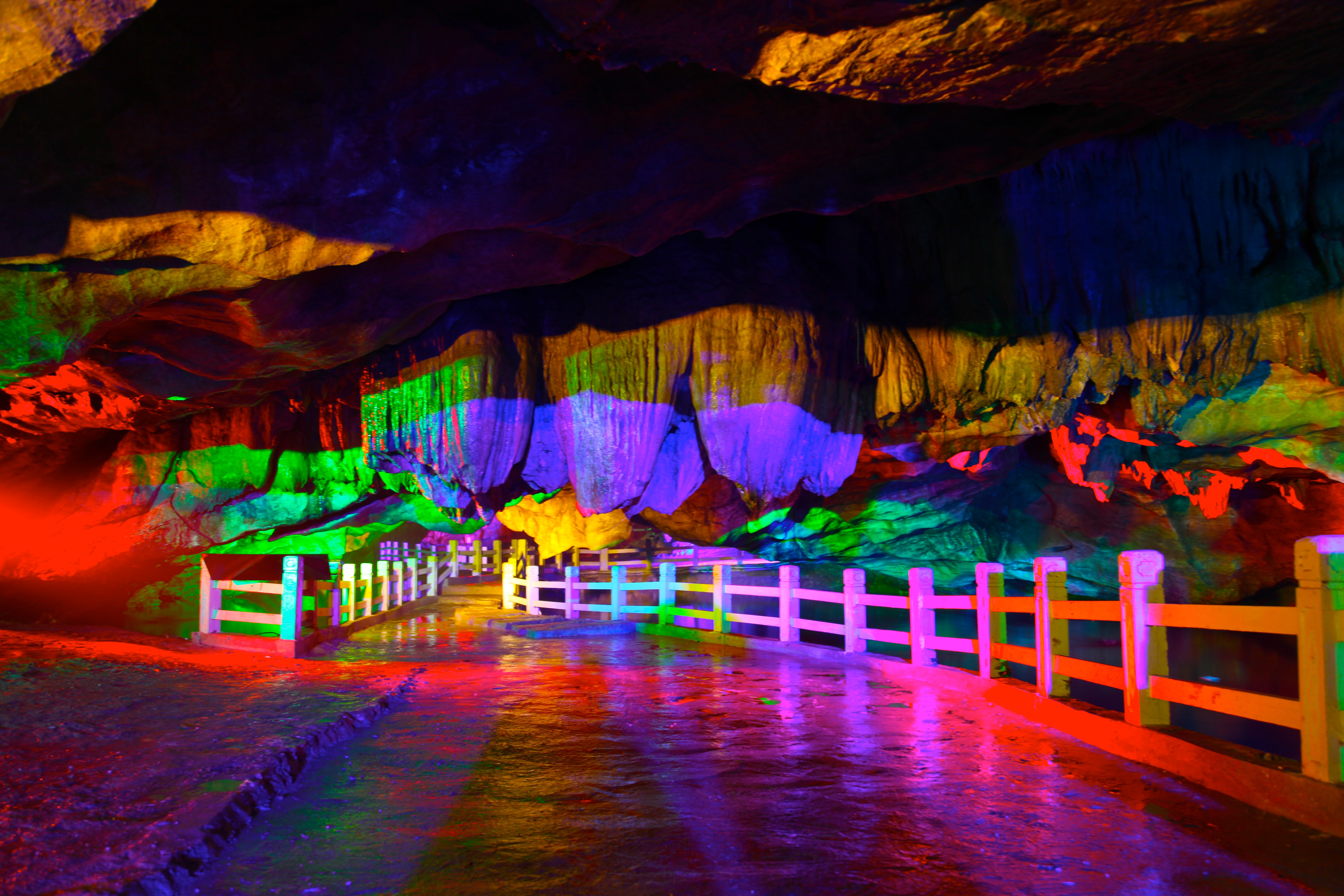  p>佛爷洞位于李白故里——四川 a target="_blank" href="/item/江油