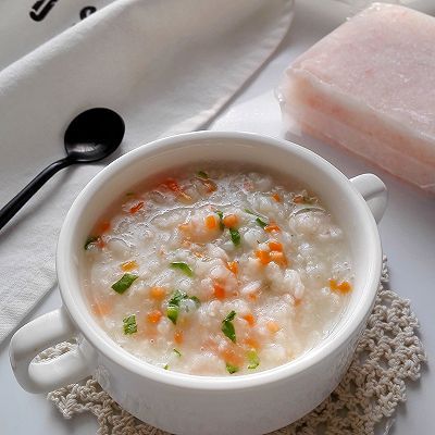  p>虾仁胡萝卜粥是以:虾仁60克,胡萝卜120克,大米100克,豆油15克等为