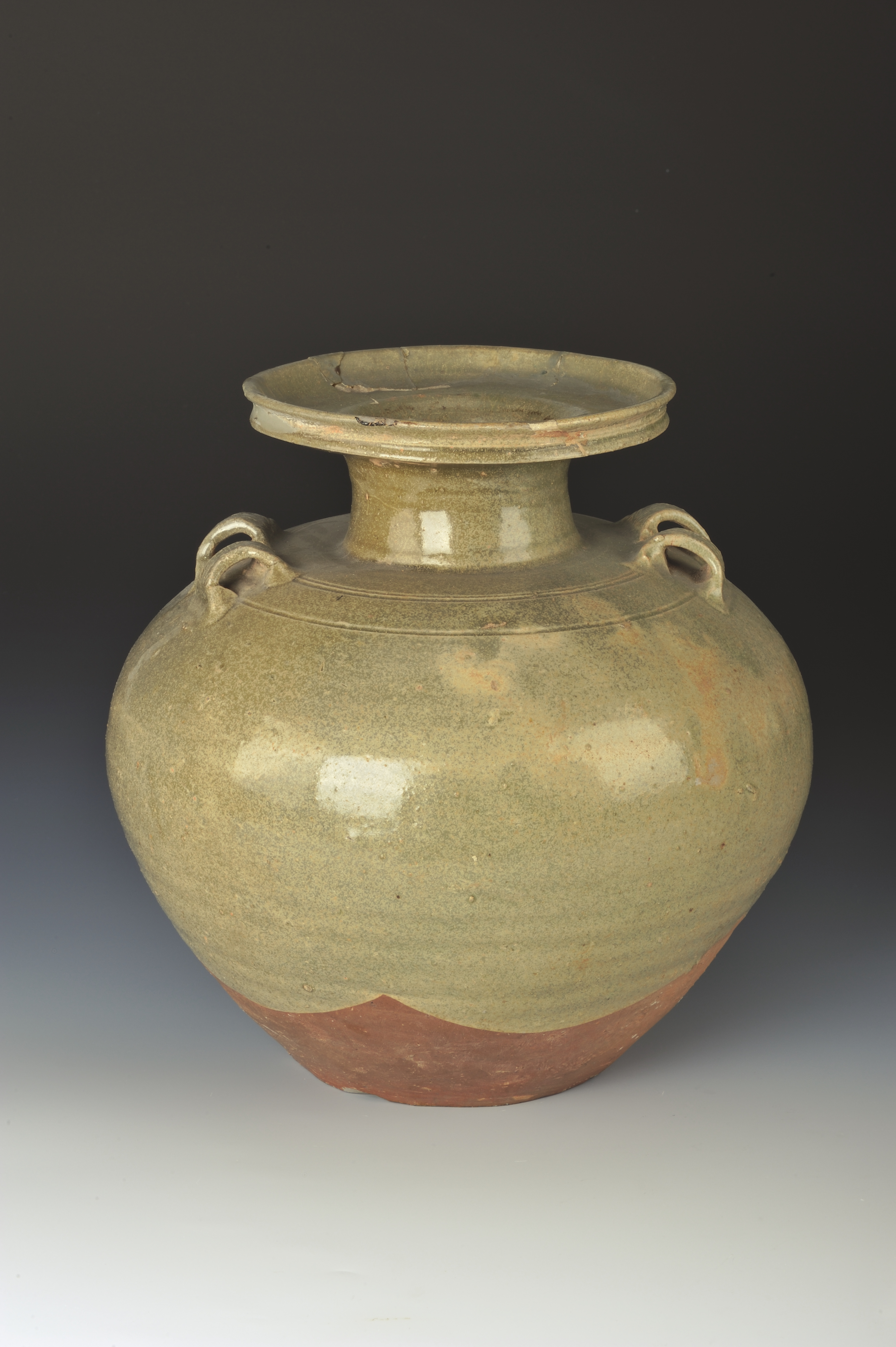  p>此展品为西晋时期的陶瓷器,浅盘口,粗颈,鼓腹,小平底,双复系.