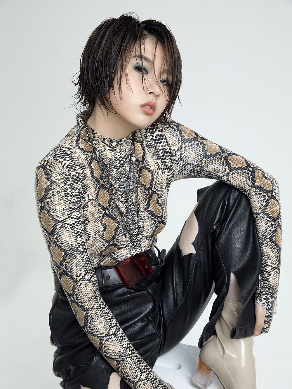 p>abby,本名吉星月,2000年4月17日出生于河南省,中国内地流行乐女歌手