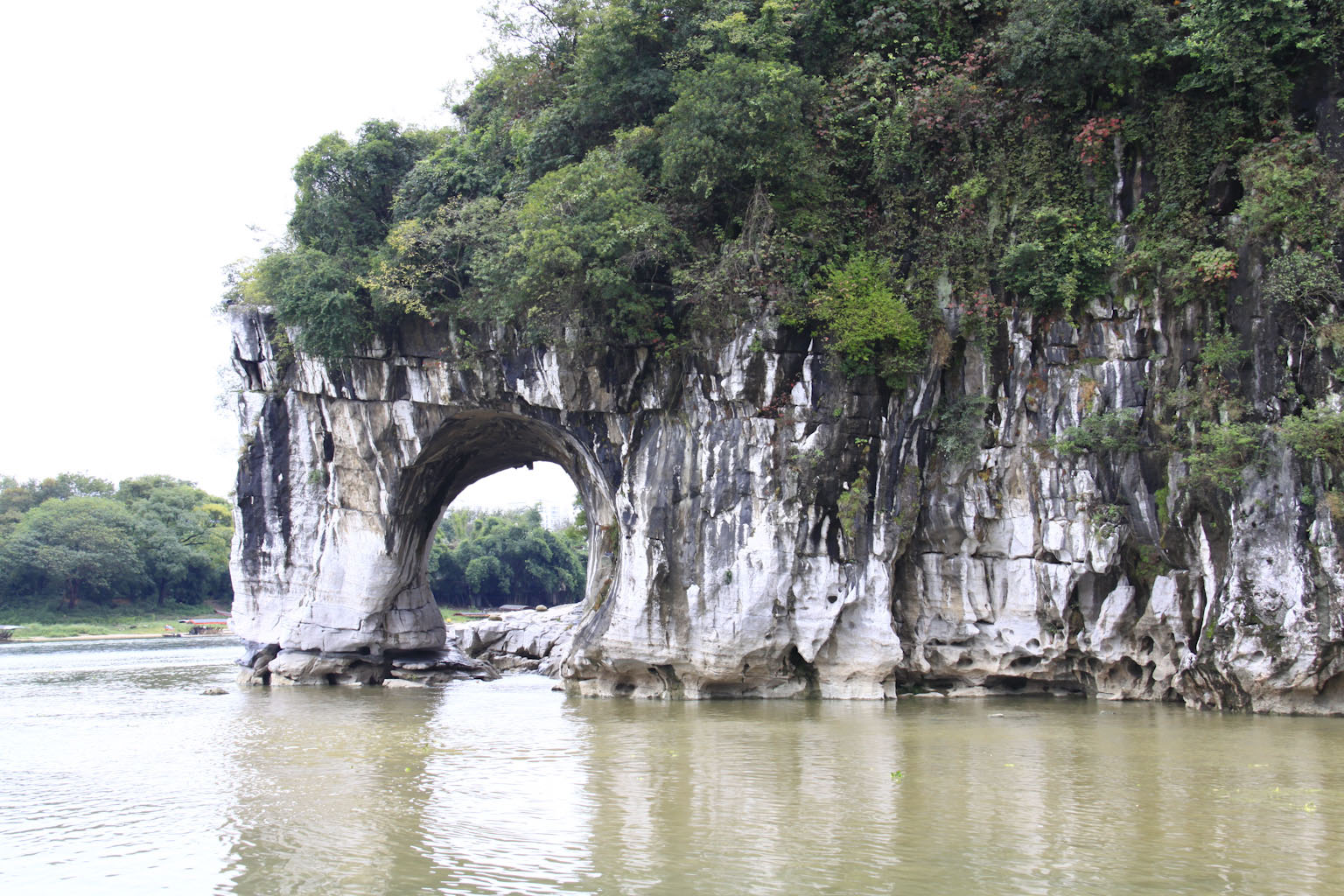  p>象鼻山原名 b>漓山 /b>,位于 a target="_blank" href="/item/桂林