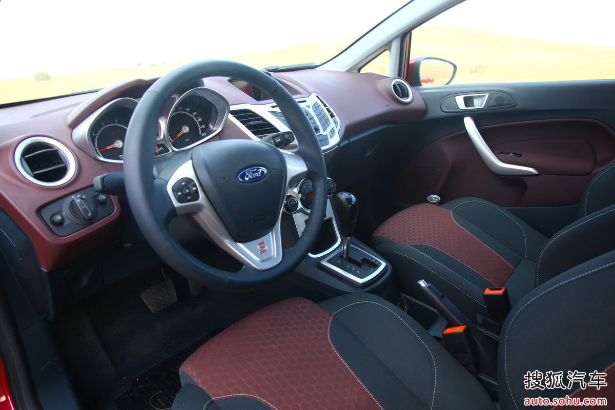 data-lemmaid="1953775">福特汽车公司向市场推出了第一代嘉年华