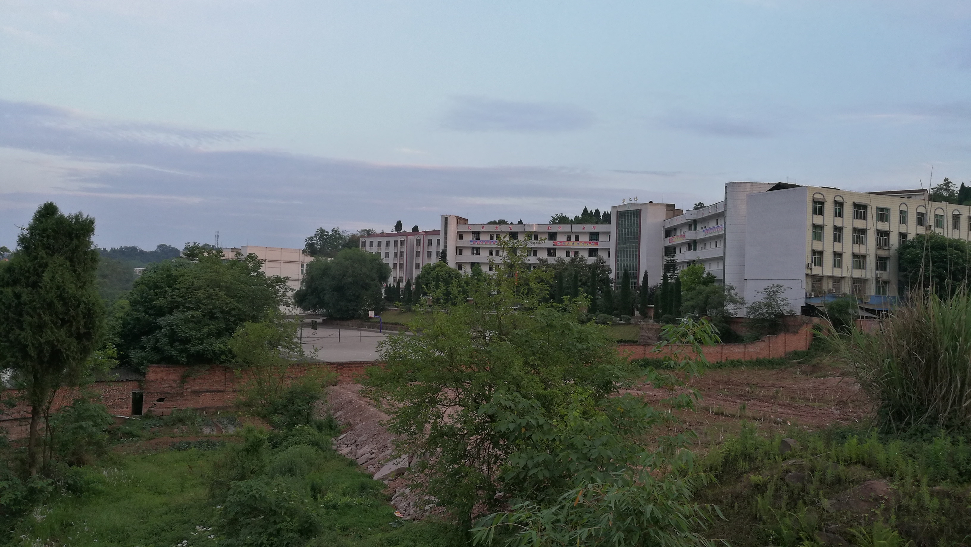 target="_blank" href="/item/四川">四川 /a>省安岳县李家镇初级中学