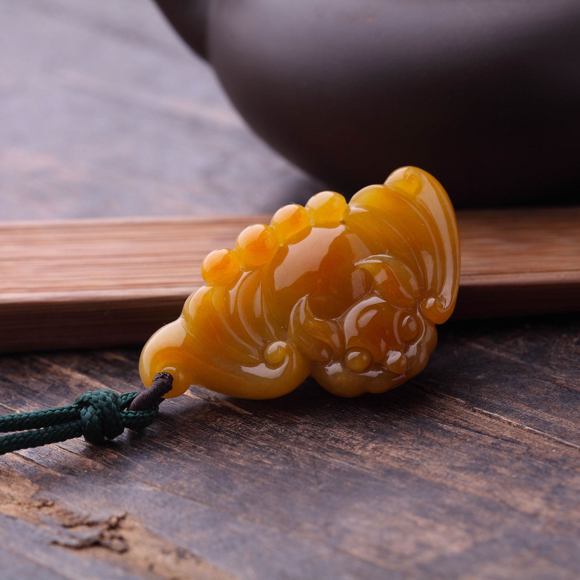 data-lemmaid="5573">翡翠 /a>的一种,颜色有黄到褐黄色