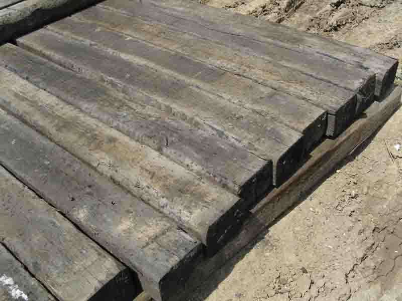  p>枕木又名轨枕,木枕,防腐木枕,木质的轨枕,有时也泛指其他材料制成