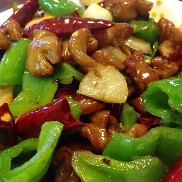  p data-id="gnwtnj57zi">火爆肥肠是用猪大肠制作的一道家常菜.