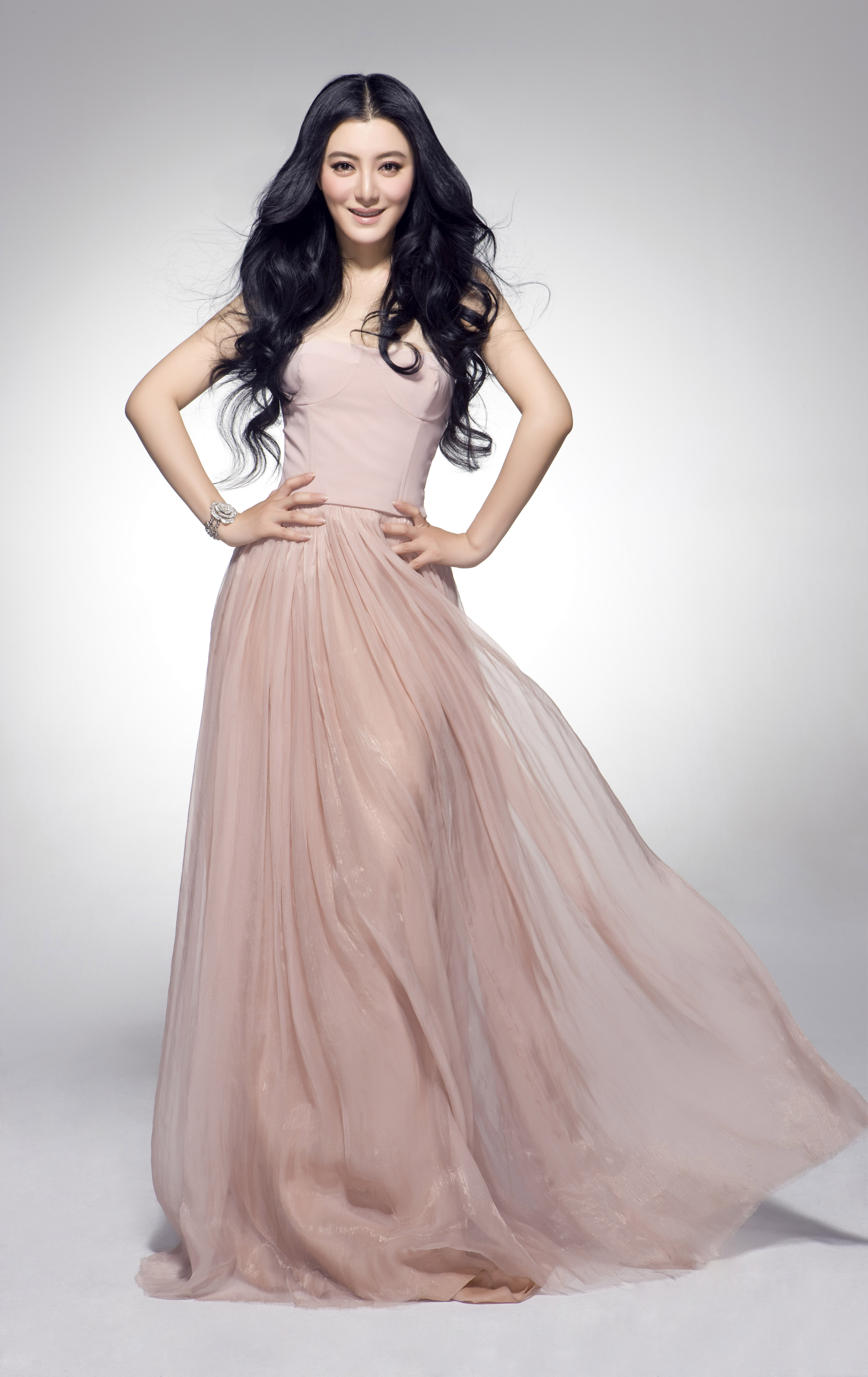  p data-id="gnsqxa7gn8">陈廷嘉 i>(原名陈丽丽) /i>,生于江苏省江阴