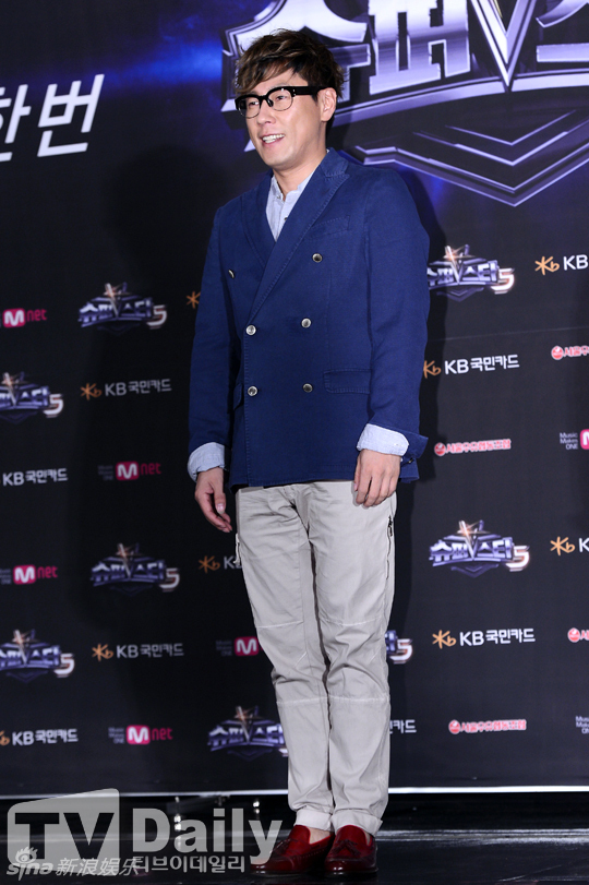  p>尹钟信 (         ),1969年10月15日出生于韩国首尔,韩国影视演员