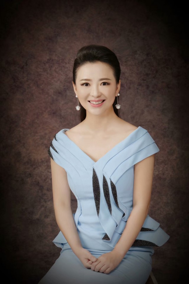  p>杨欣,1977年5月9日出生,吉林电视台制片人,主持人工作.