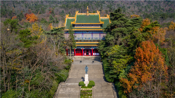 class="ref" data-ctrid="thvyr9vnfask">中山陵景区位于南京城东,是