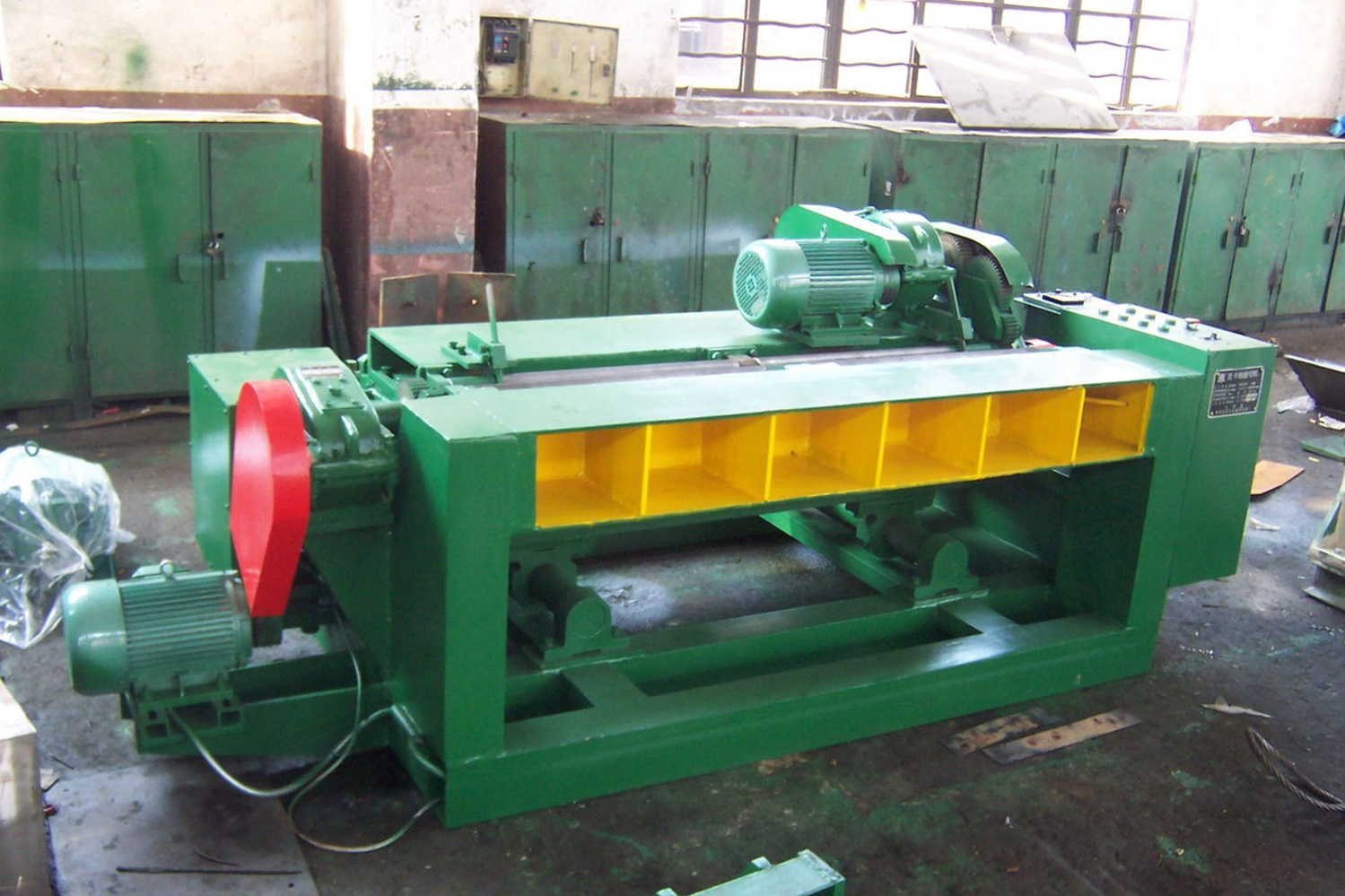 无卡轴单板旋切机