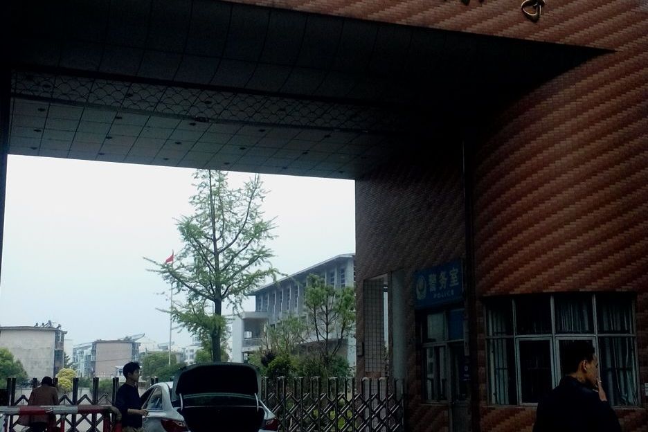 p>泰州市海陵实验小学位于风景秀丽的泰山东麓,北依千年古刹光孝寺