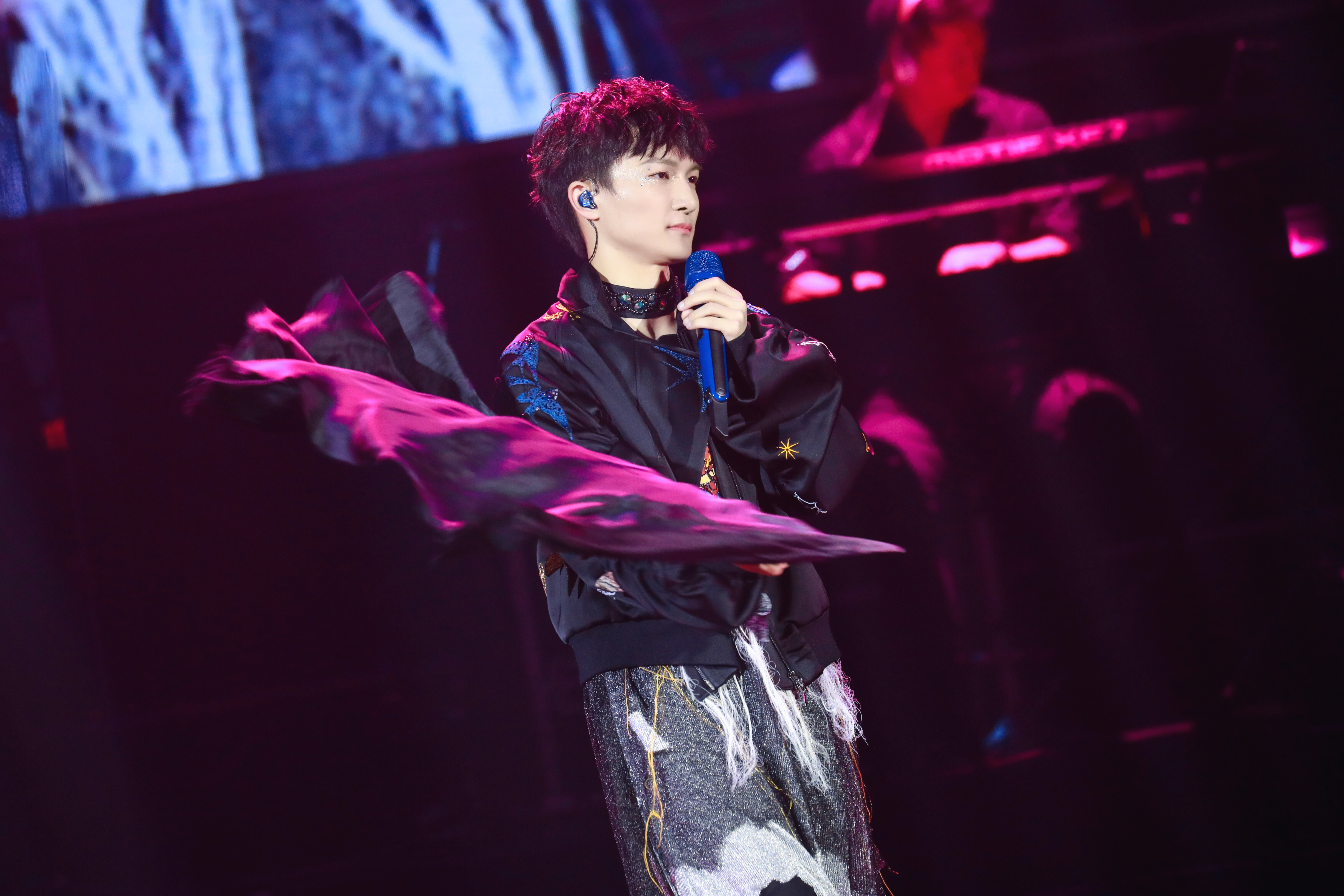  p>周深,1992年9月29日出生于湖南邵阳,长于贵州贵阳,中国内地男歌手