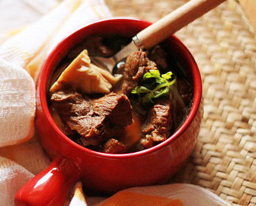  p>川汤牛里脊是一道菜肴,主要原料为牛里脊肉,鲜笋,木耳. /p>