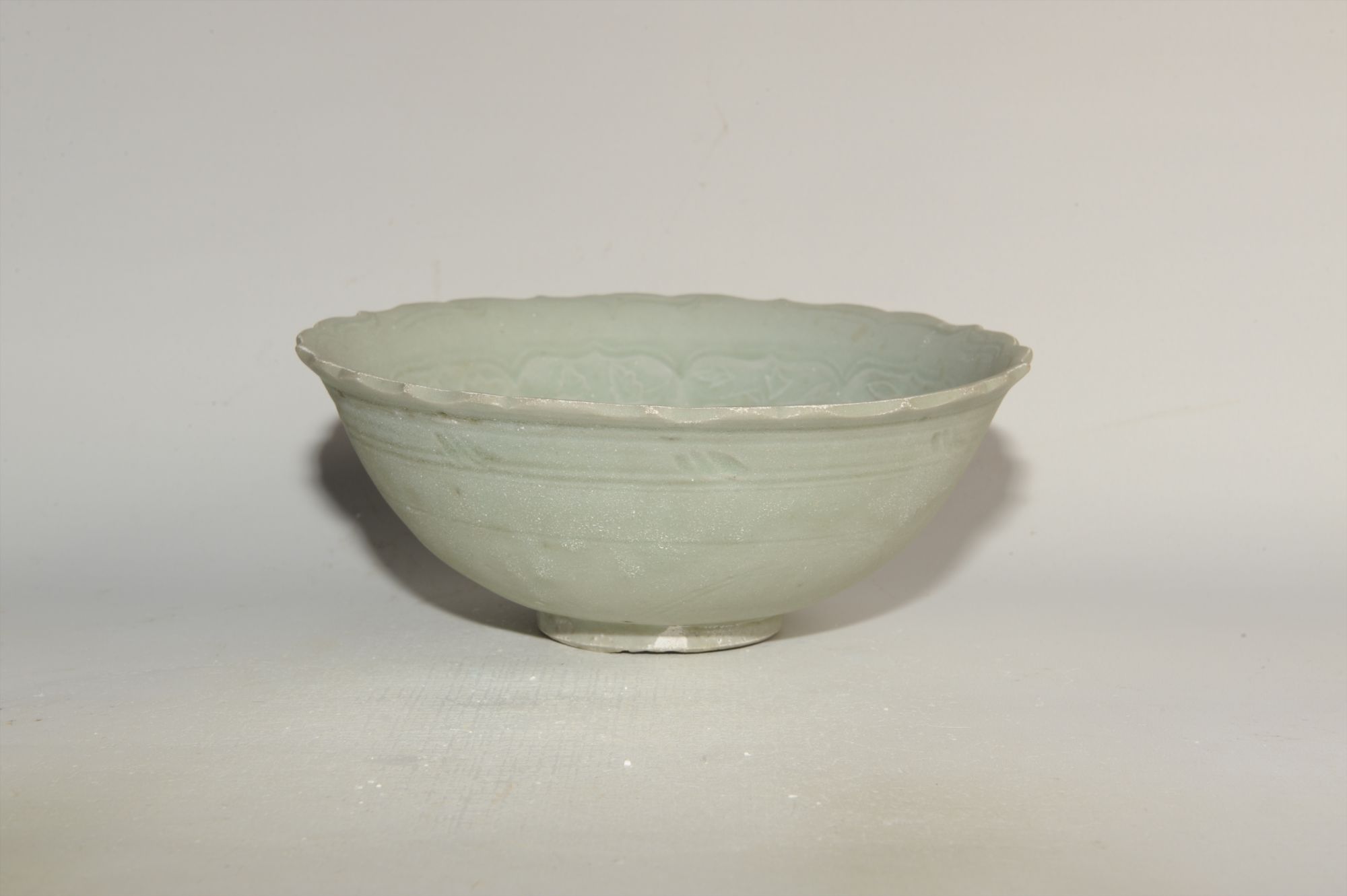 明代龙泉窑青釉印花菱口瓷碗