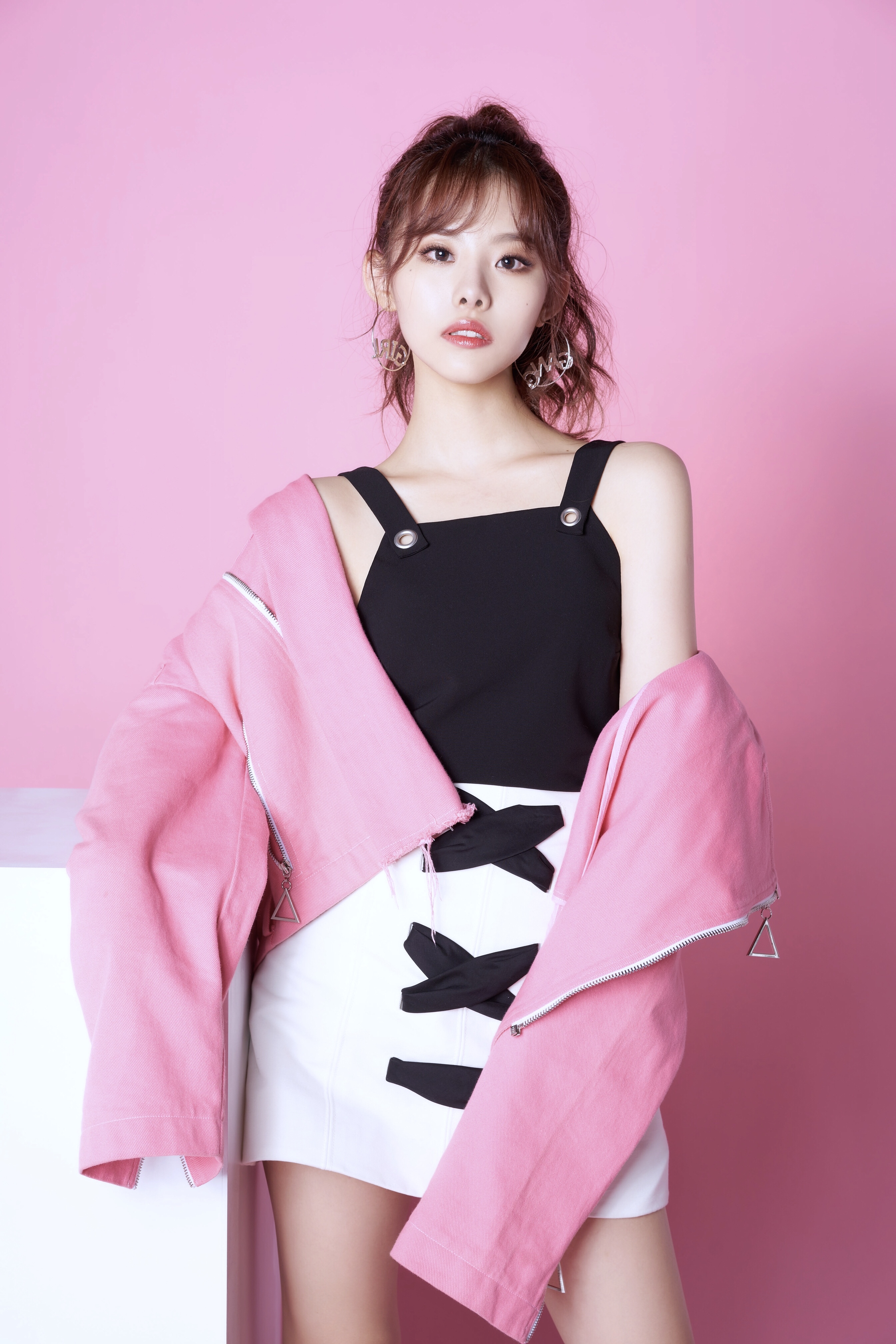  p>董颜,本名王婷,1996年3月20日出生于浙江宁波