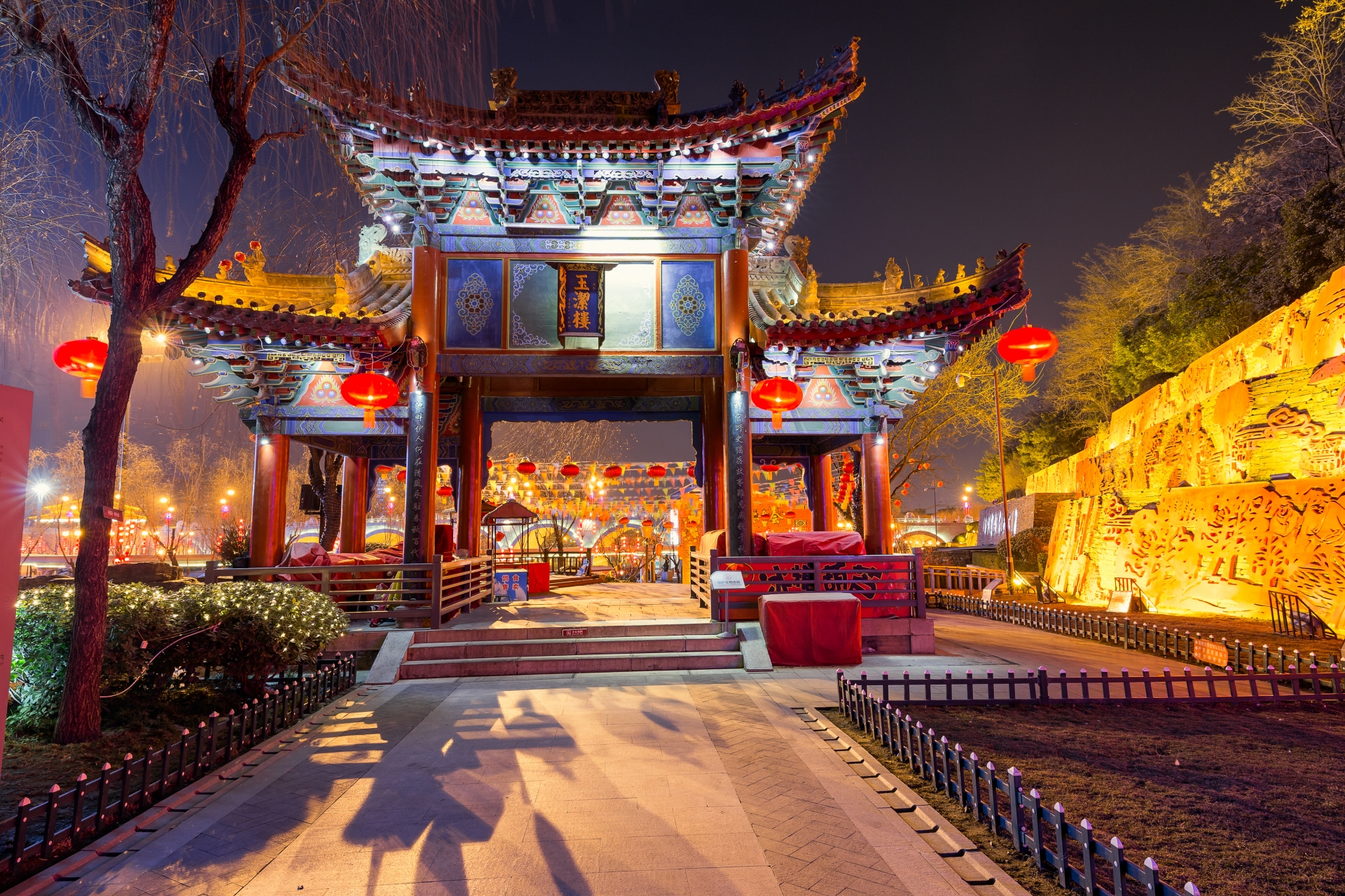  p>曲江池遗址公园(qujiang pool relic park),位于陕西省西安市雁塔