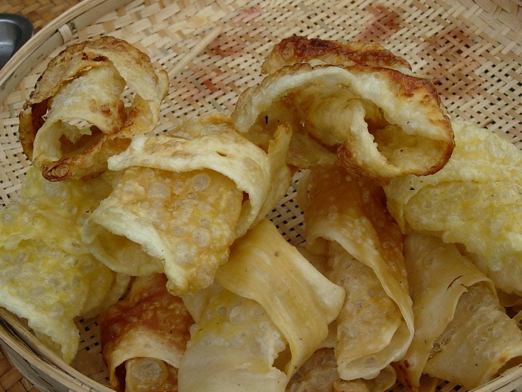 主料是乳扇,配料是菜叶,牛奶,调料为花椒盐,熟猪油等,主要通过油炸的