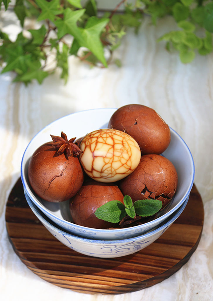  p>五香茶叶蛋,是中国人最早发明的家常美食,与一般的茶叶蛋相比,制作