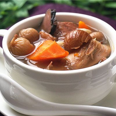 是使用无花果,排骨,百合等材料熬制而成的广东煲汤.