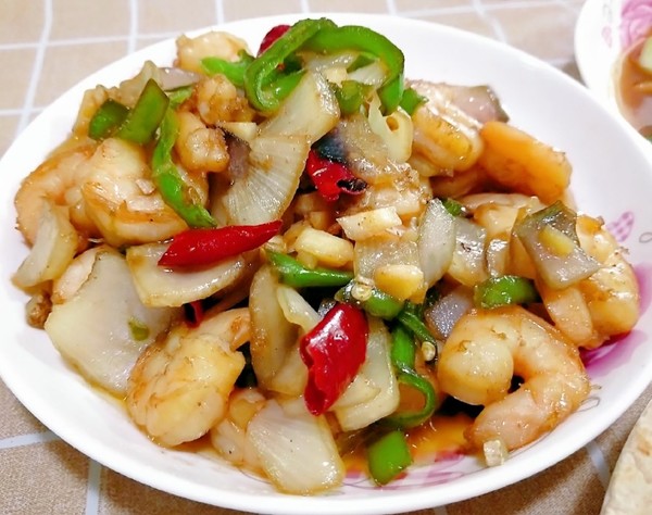  p>洋葱炒虾仁是由洋葱,虾仁等主要食材做成的一道菜品,属于家常菜.