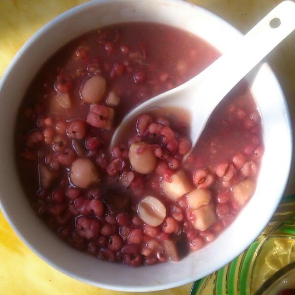  p>薏米赤豆茯苓粥是一道美食,主要材料有白茯苓粉,赤小豆,薏米等.