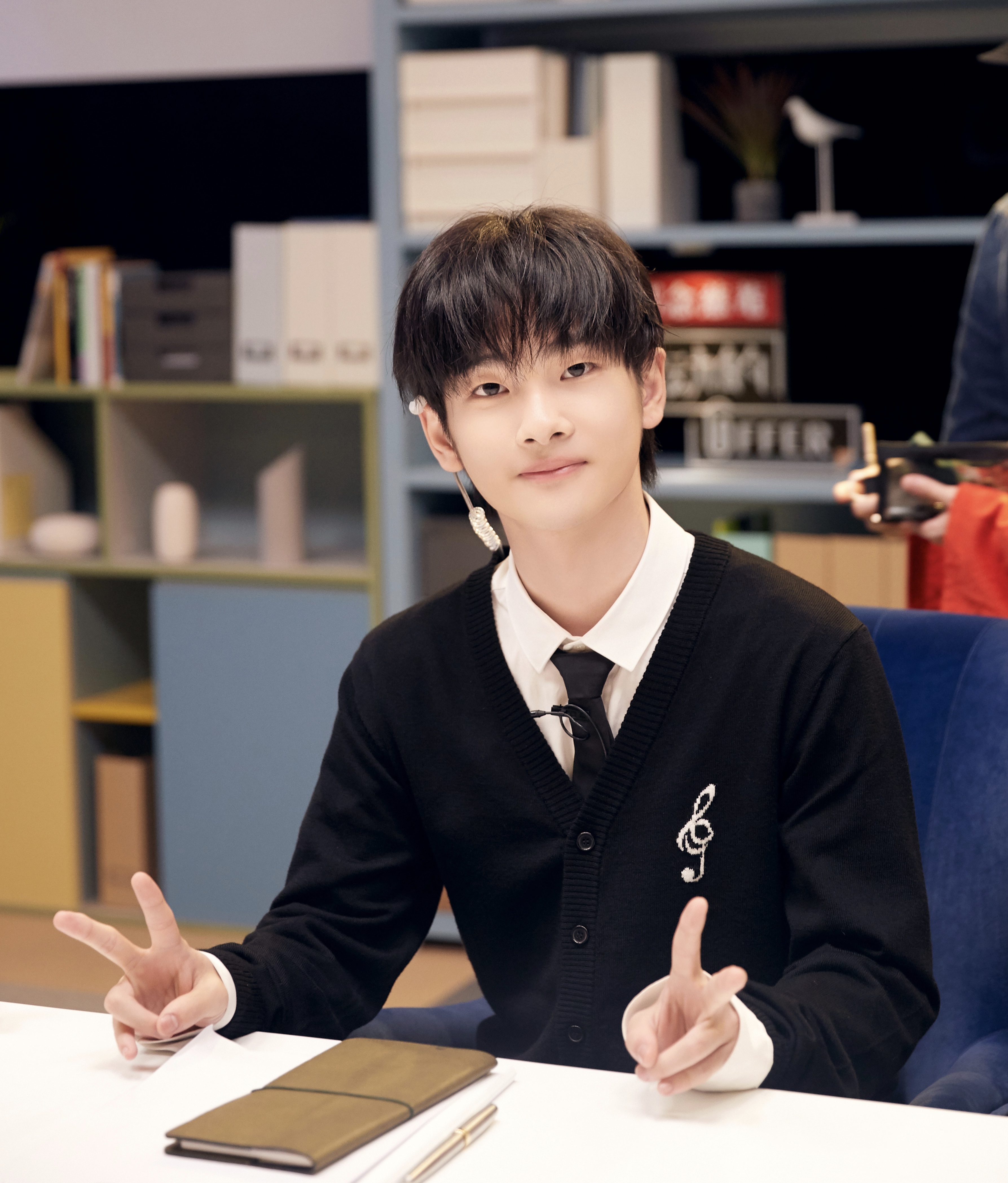 2000年6月21日出生于重庆市,中国内地流行乐男歌手,男子演唱组合 a