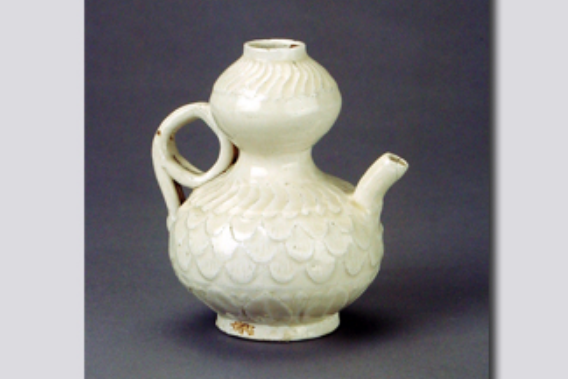 龙泉务窑白釉刻花菊莲纹葫芦式执壶