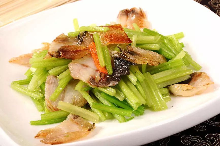  p>鳗鱼干炒芹菜天生绝配,也算是我们江浙一带的特色菜了.