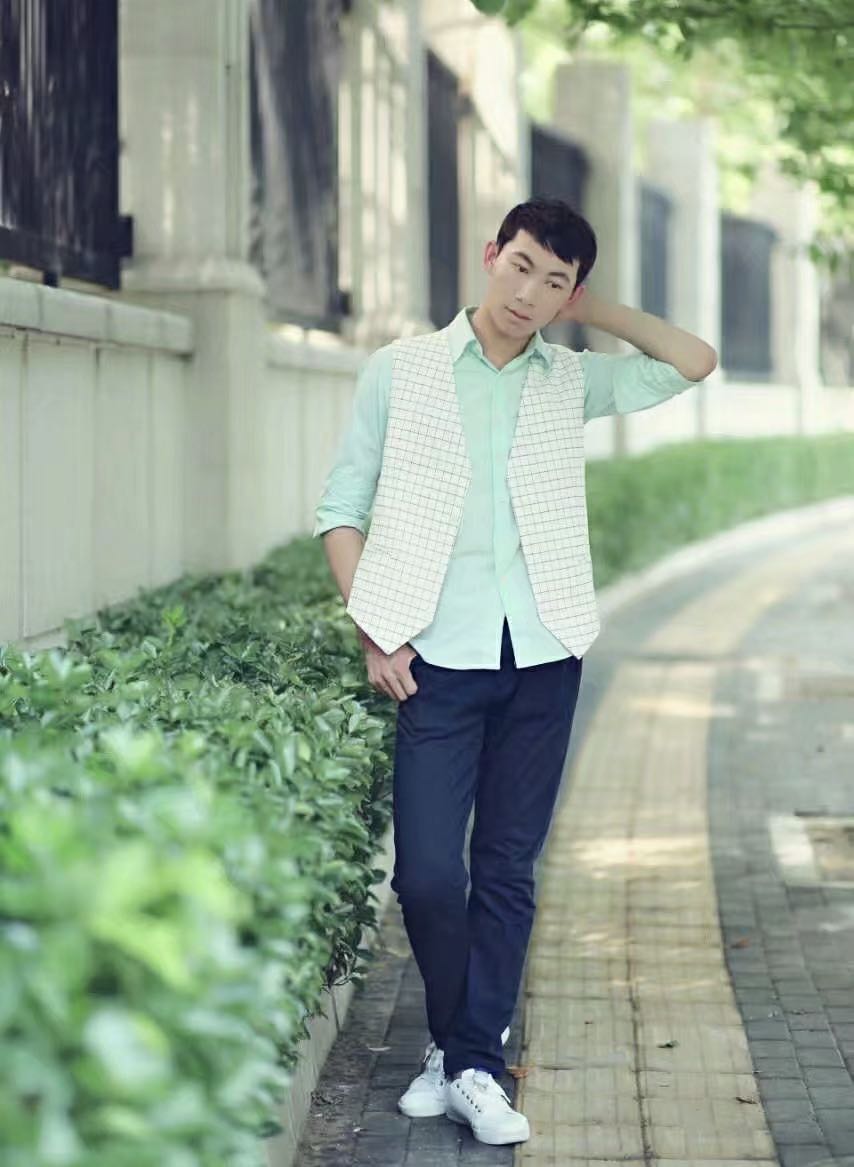 男,1997年4月3日出生于黑龙江省大庆市杜尔伯特县,华语流行男歌手 