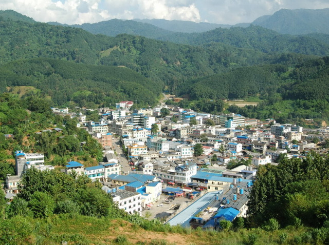 东邻铜壁关自然保护区,北邻那邦村,西南面与缅甸克钦邦拉咱市隔河相望