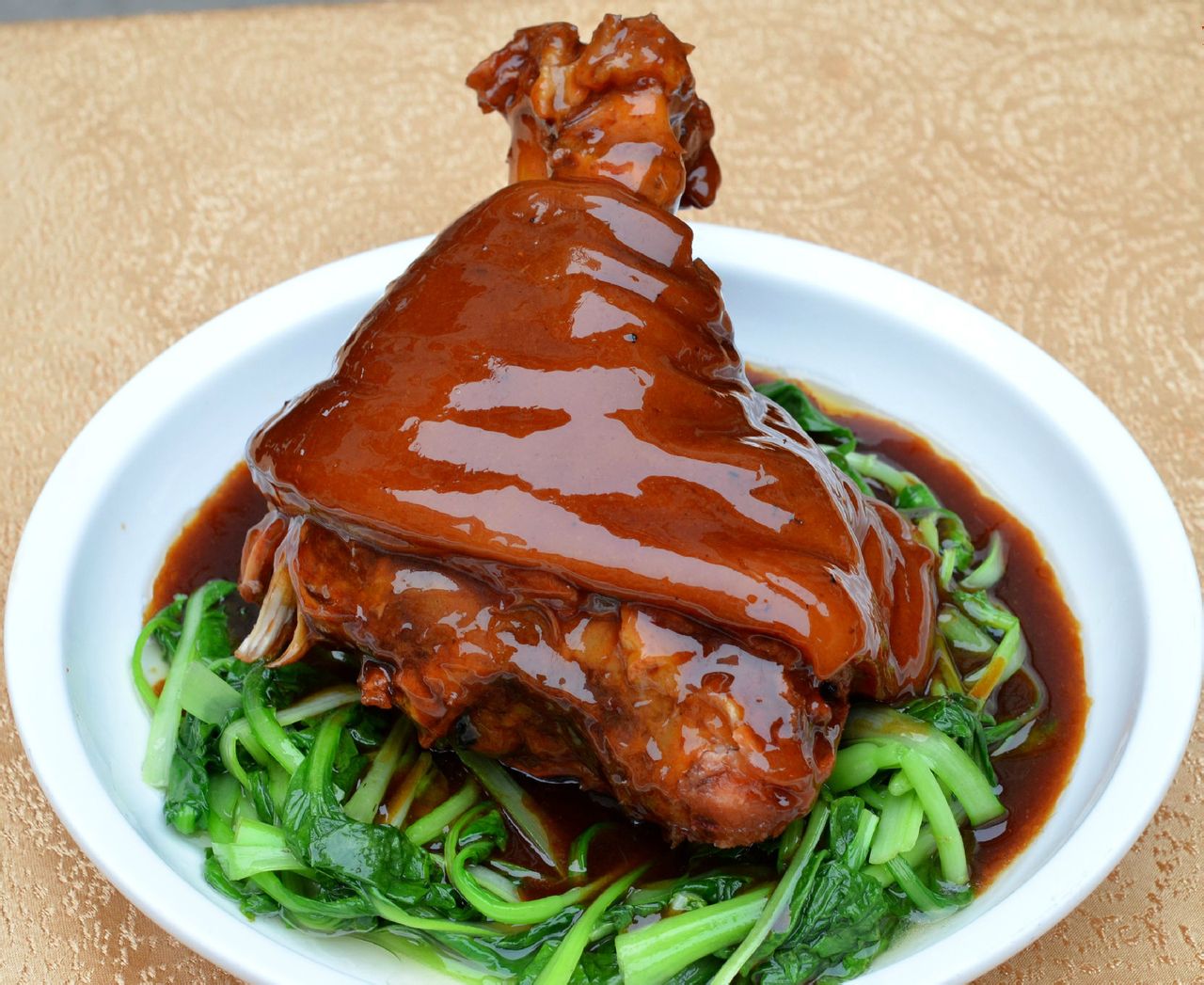  p>红烧蹄膀是以 a href="#" data-lemmaid="9234741">猪肘 /a>为主要