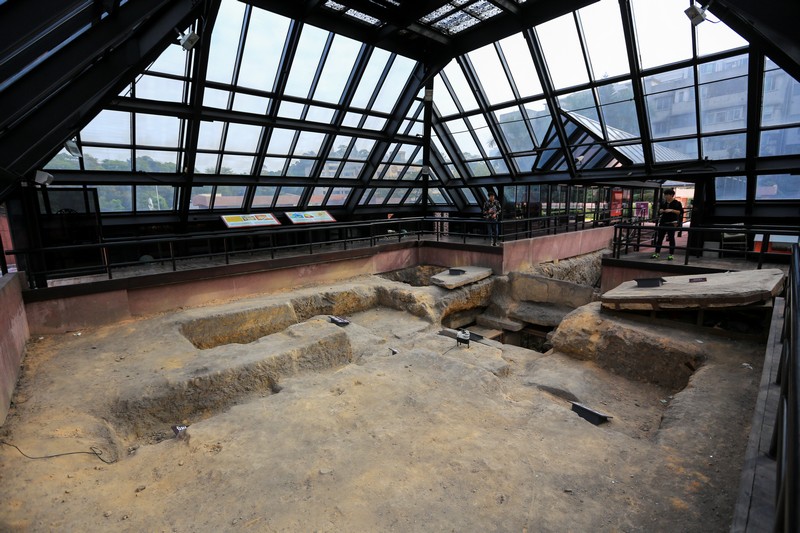  p> b>西汉南越王墓位于广东省广州市越秀区解放北路的象岗山上,是