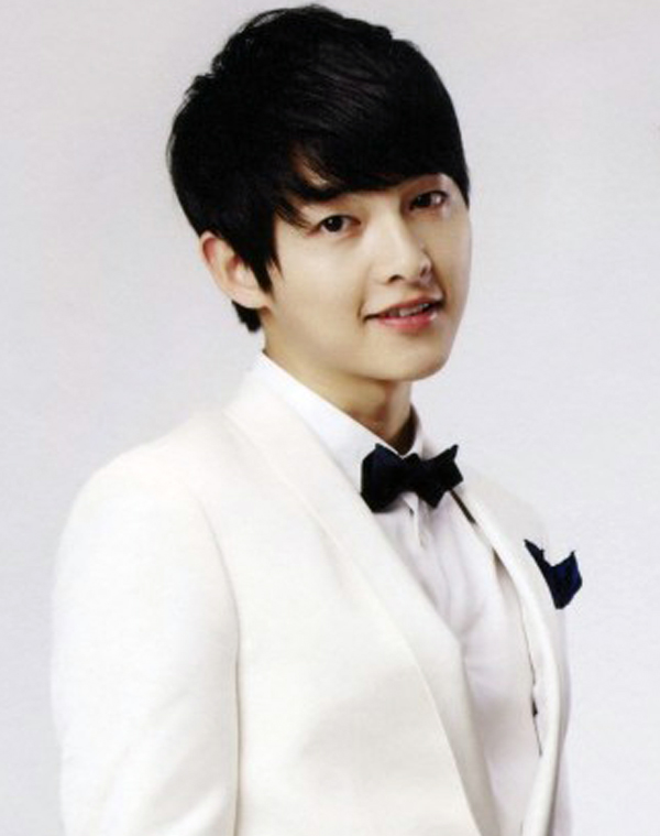 宋钟基(正确中文译名为宋仲基),韩国男艺人,1985年出生于大田市,家中