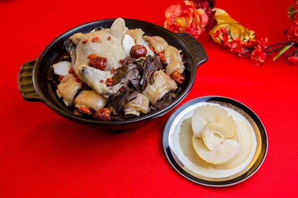  p>排翅佛跳墙是一道美食,原料为排翅,干贝,猪肚,芋头,栗子,冬菇,蹄筋