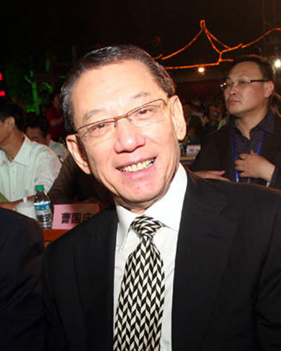  p data-id="gntw4t4n9a">杨受成,1943年3月3日出生于香港,籍贯广东省