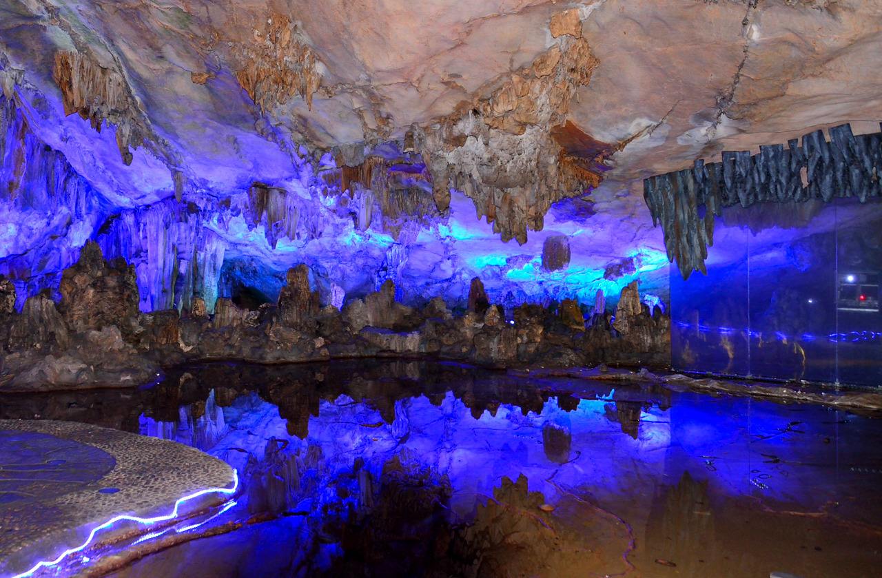  p>芦笛岩位于桂林市西北郊,距市中心 5 公里,是一个以游览 a target=