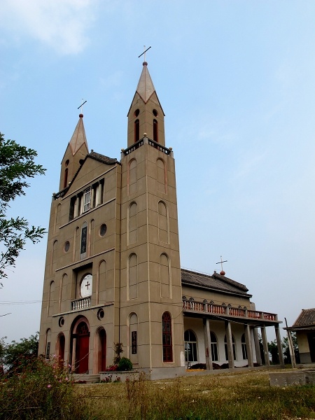  p data-id="gnwha0y4fd">圣母山是天主教徒的朝圣地,是 a target="