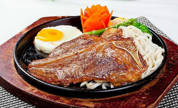  p>t骨牛排(t-bone steak)一般位于牛的上腰部,是一块由脊肉, a href=
