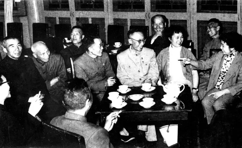  p> b>爱新觉罗·溥仪 /b>(1906年2月7日—1967年10月17日),字曜之,号