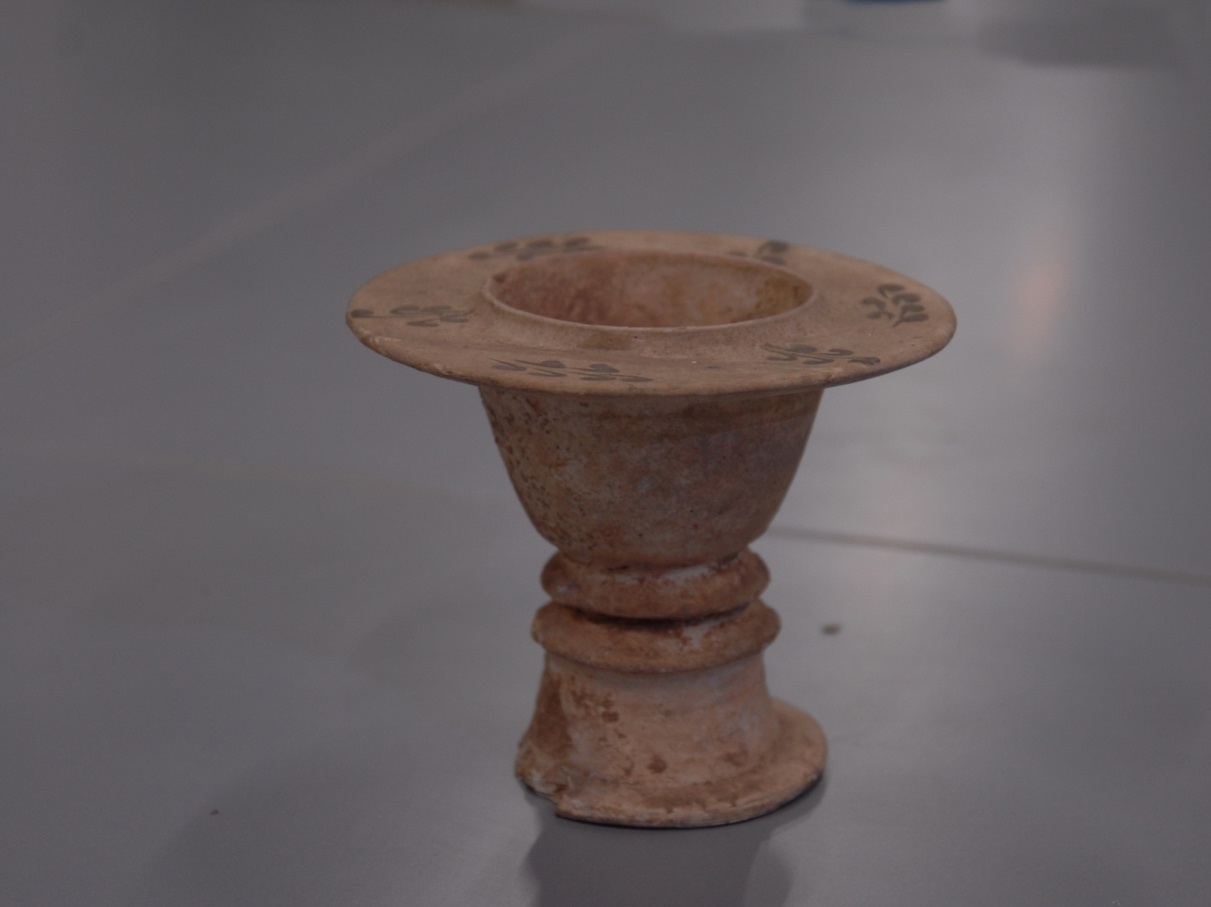 宋白釉黑花瓷灯盏