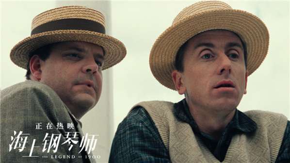 1900（右一）和好友Max眺望
