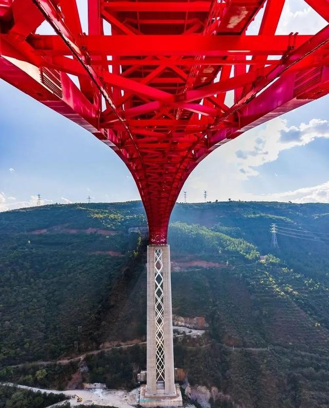  p>元江特大桥位于云南省元江哈尼族彝族傣族自治县境内,是 a target=