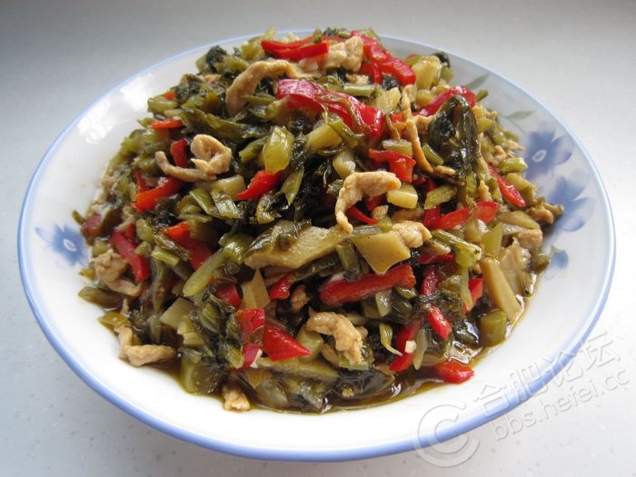 制作原料有笋,红椒,切丁,肉末,生抽,盐,生粉,雪菜,油,红椒丁,白糖等