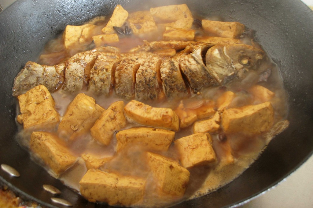  p>侉炖鱼是山东省传统名菜,属于鲁菜系.