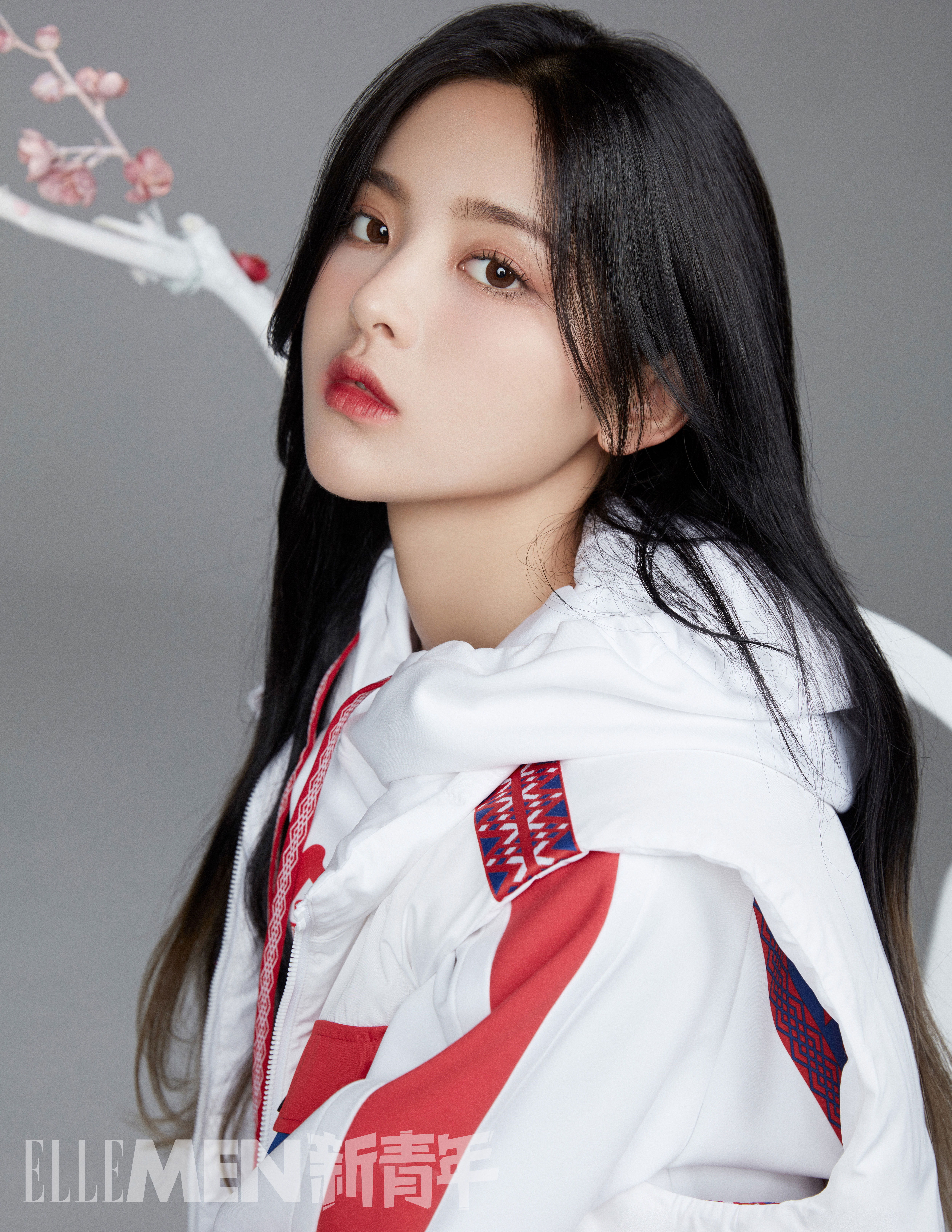  p>杨超越,1998年7月31日出生于江苏省盐城市大丰区,中国内地影视女