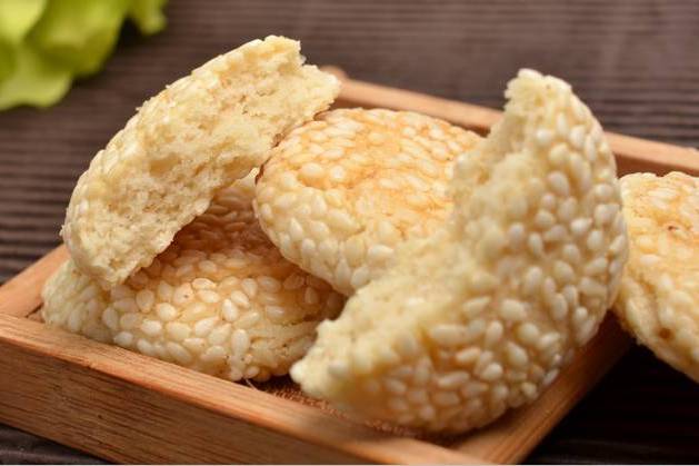  p>洋钱饼是浙江宁式特色传统糕点,清朝已有生产,形如银元,片薄,芝麻