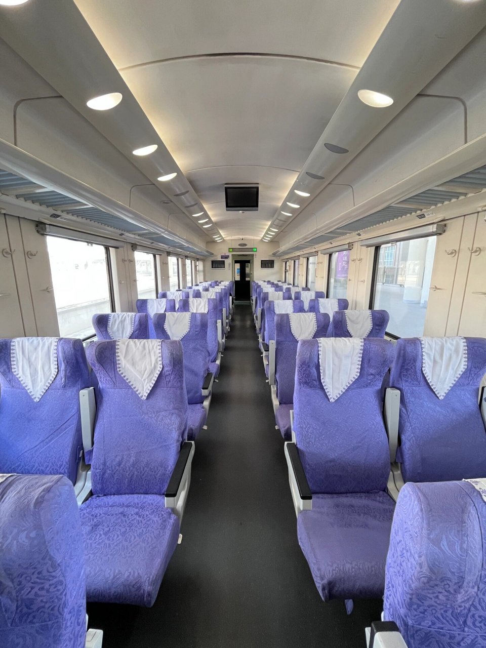 软座,中国火车的座位一种,常见于<a target=