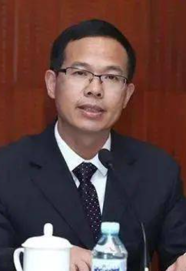  p>厉佳旭,浙江省德育特级教师,龙赛中学校长. /p>